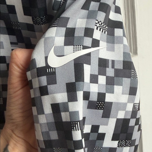 Nike Pro Dri-Fit Glitch Pull Over Hoodie Never Worn Thumb Holes Black & White S - Picture 10 of 10